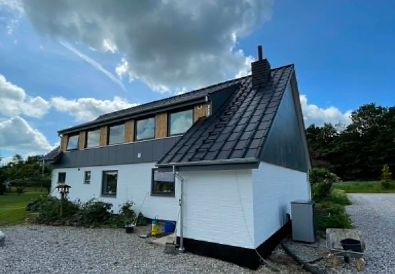 Renoveret villa med nyt tag og vinduesbånd udført af Brix Byg