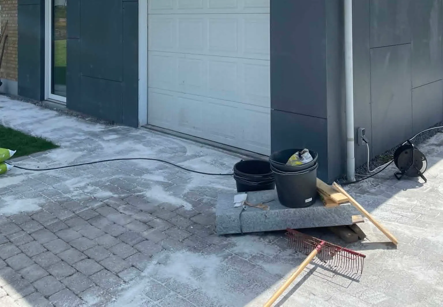 Garage med fibercementbeklædning opført af Brix Byg