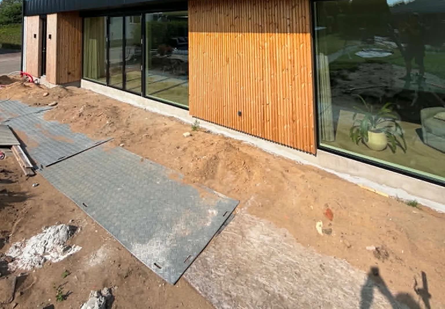 Moderne facade med store glaspartier og listebeklædning udført af Brix Byg