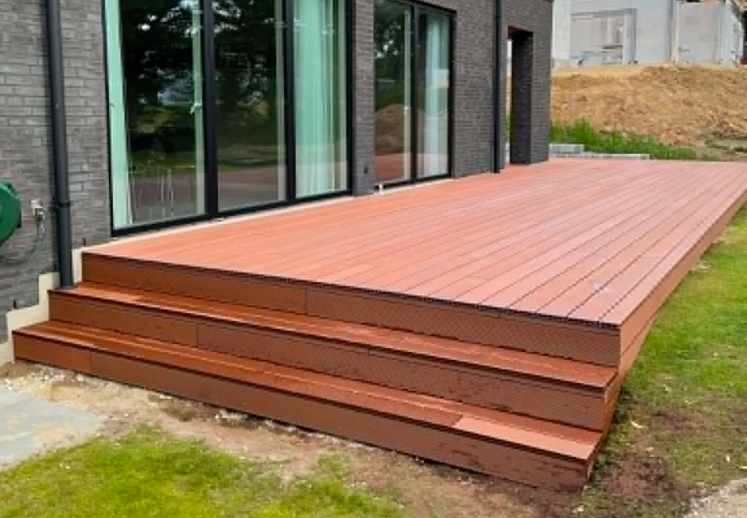 Kompositterrasse med brede trappetrin bygget af Brix Byg