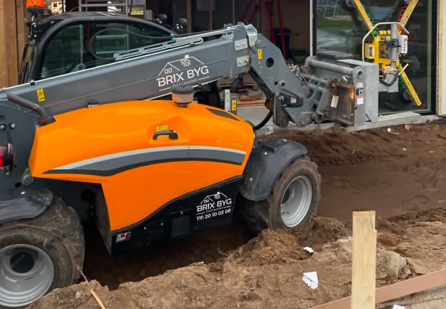 Brix Byg monterer store vinduespartier i nybyggeri
