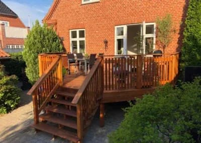 Hævet træterrasse med trappe og værn bygget af Brix Byg, tømrer i Midtjylland