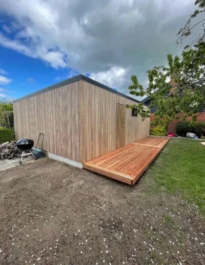 Garage med ny lodret træbeklædning renoveret af Brix Byg i Midtjylland