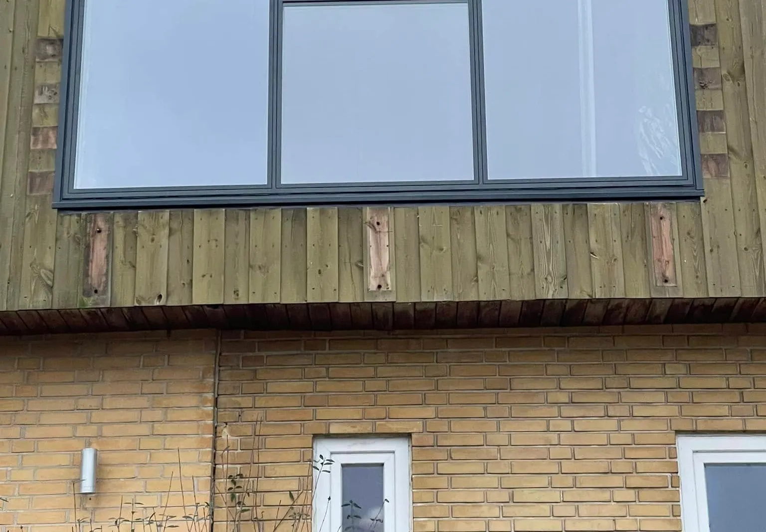 Nyt gavlvindue med antracitgrå rammer monteret af Brix Byg i Midtjylland